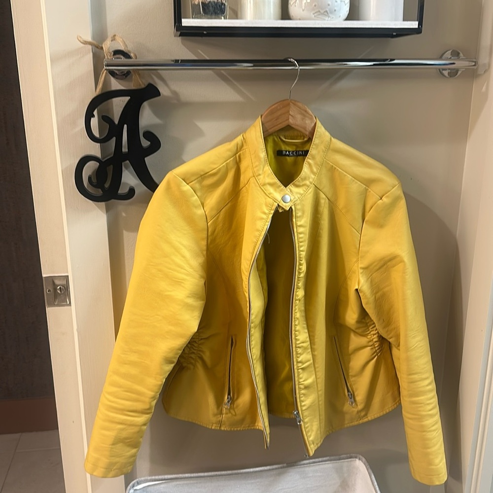 Trending FAUX (60% leather) Leather jacket made in Italy 🇮🇹